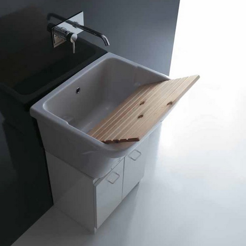 МЕЖДУ СВЕТОМ И ТЕНЬЮ