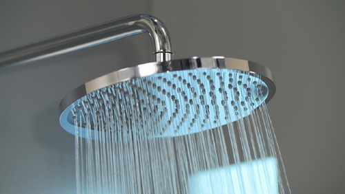 Современные формы в сочетании белый/хром