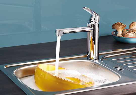 Grohe Eurosmart Cosmopolitan Смеситель для кухни, с запорным вентилем, цвет: хром 30195000