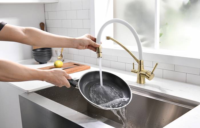 Paulmark Siеgen Смеситель для кухни с гибким изливом, цвет: бронза-белый Si213111-BrW