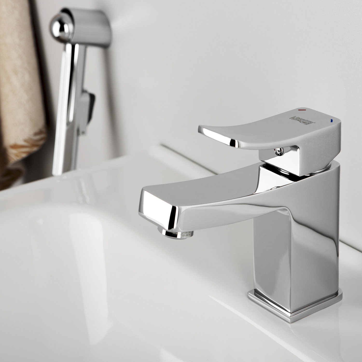 Смеситель Wasserkraft Aller  для раковины с гигиеническим душем 1068