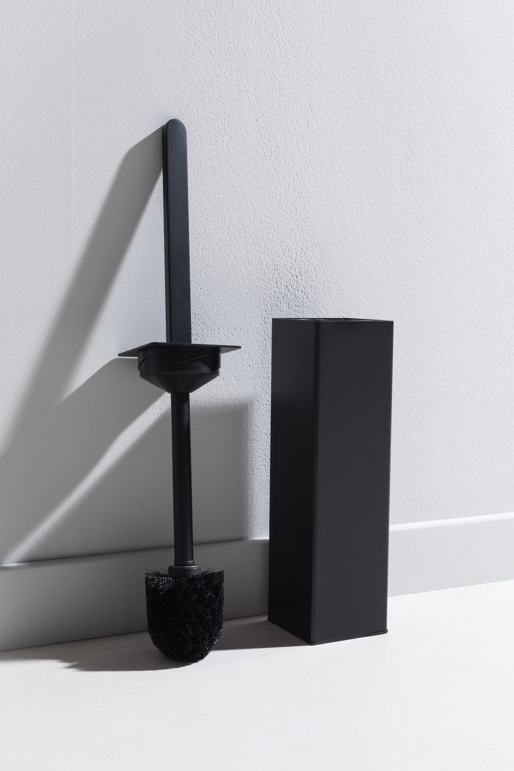 Allen Brau Infinity Ершик для унитаза напольный, латунная колба, цвет: черный матовый 6.21009-31