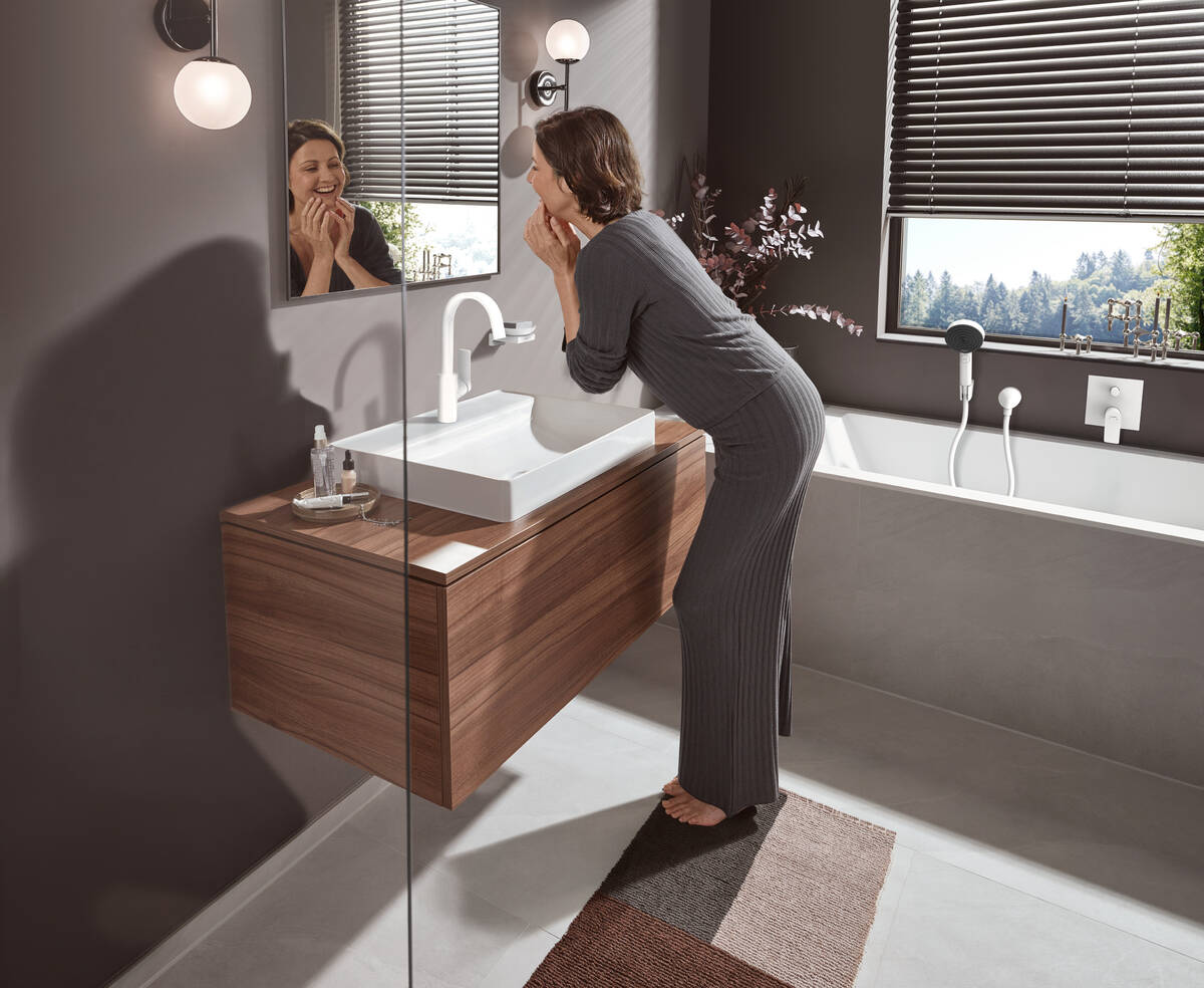 Hansgrohe Vivenis Смеситель для раковины однорычажный 210 с поворотным изливом, цвет: матовый белый 75032700