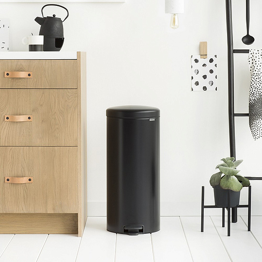 Brabantia NewIcon Мусорное ведро с педалью, нержавеющая сталь на 30л, цвет: черный матовый 114540