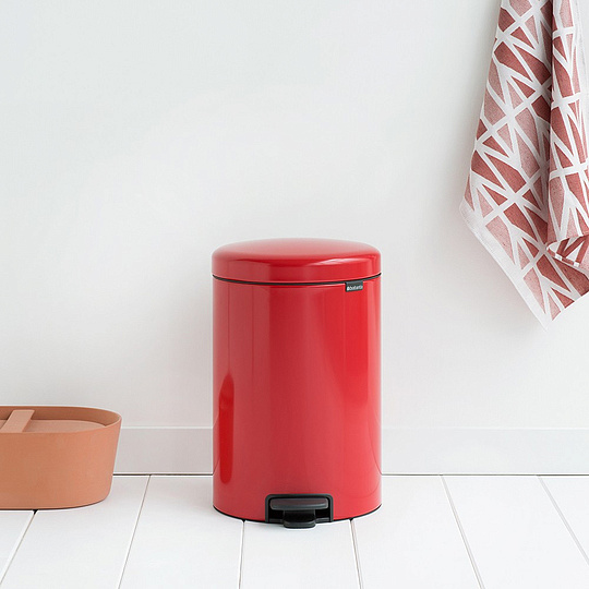 Brabantia NewIcon Мусорное ведро с педалью, нержавеющая сталь на 20л, цвет: пламенно-красный 111860