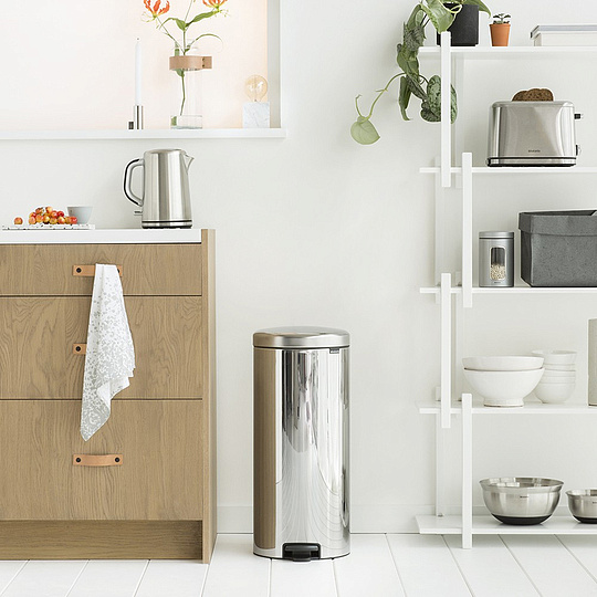 Brabantia NewIcon Мусорное ведро с педалью, нержавеющая сталь на 30л, цвет: стальной полированный 114762