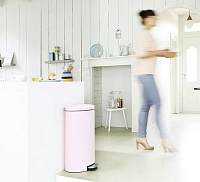 Brabantia FlatBack Мусорное ведро с педалью, нержавеющая сталь на 30л, цвет: минерально-розовый 103988