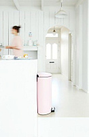 Brabantia FlatBack Мусорное ведро с педалью, нержавеющая сталь на 30л, цвет: минерально-розовый 103988