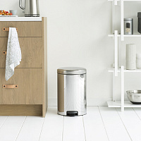 Brabantia NewIcon Мусорное ведро с педалью, нержавеющая сталь на 20л, цвет: стальной полированный 114267