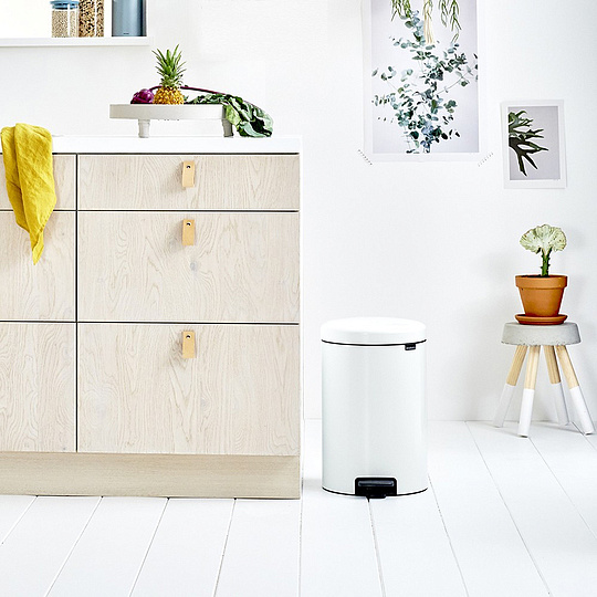 Brabantia NewIcon Мусорное ведро с педалью, нержавеющая сталь на 20л, цвет: белый 111846