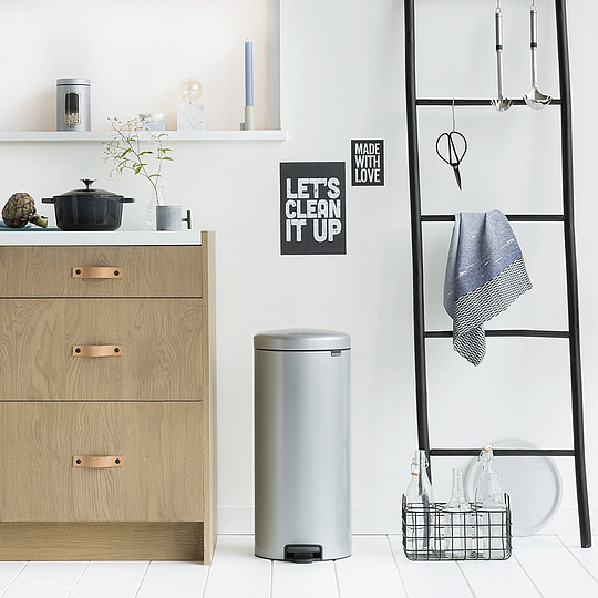 Brabantia NewIcon Мусорное ведро с педалью, нержавеющая сталь на 30л, цвет: серый металлик 114465