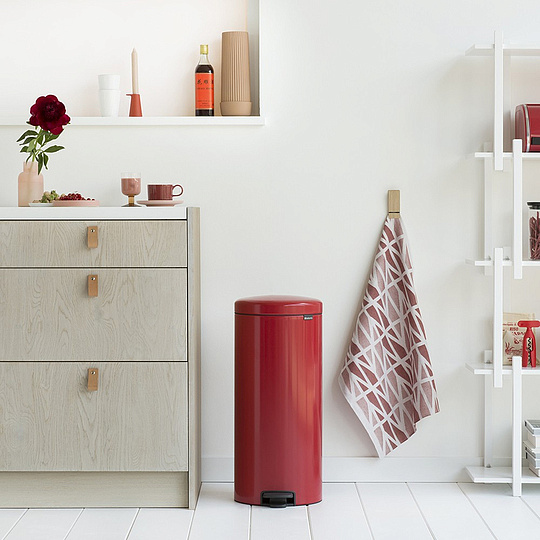Brabantia NewIcon Мусорное ведро с педалью, нержавеющая сталь на 30л, цвет: пламенно-красный 111808