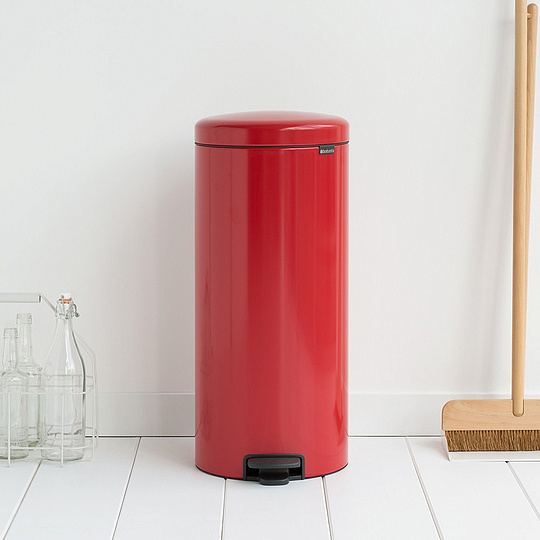 Brabantia NewIcon Мусорное ведро с педалью, нержавеющая сталь на 30л, цвет: пламенно-красный 111808