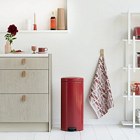 Brabantia NewIcon Мусорное ведро с педалью, нержавеющая сталь на 30л, цвет: пламенно-красный 111808