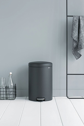 Brabantia NewIcon Мусорное ведро с педалью, нержавеющая сталь на 20л, цвет: минерально-графитовый 114182