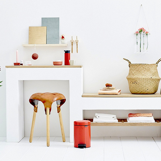 Brabantia NewIcon Мусорное ведро с педалью, нержавеющая сталь на 3л, цвет: пламенно-красный 112140