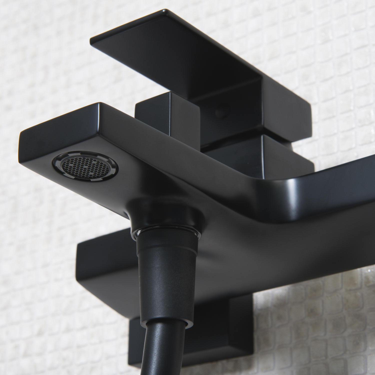 Wasserkraft Abens 2000 Смеситель для ванны с ручным душем и держателем, цвет: черный Soft-touch 2001